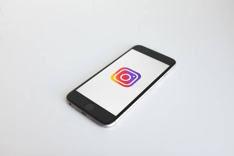 Handy mit Instagram-Symbol auf dem Bildschirm